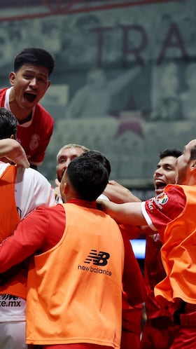 Soccer Football - Liga MX - Final - Second leg - Toluca v America - Estadio La Bombonera, Toluca, Mexico - May 25, 2025 Toluca's Jesus Gallardo and teammates celebrate after winning the Liga MX REUTERS/Raquel Cunha