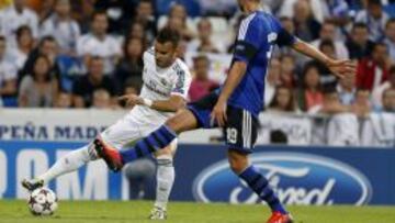 Jesé Rodríguez regatea a Rurik Gislason.