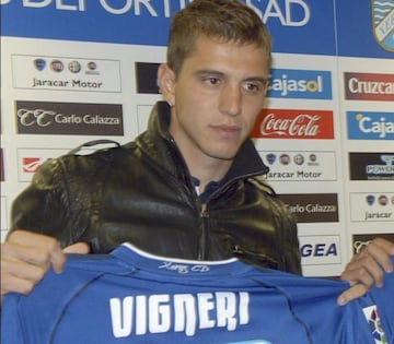 Jugó a préstamo con el Xerez de España en 2010 donde compartió vestidor con Matías Alustiza. Hoy defiende los colores de Murciélagos.