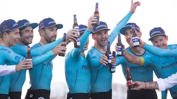 El Astana celebra su victoria en la primera etapa de la Vuelta a EspañA 2019.