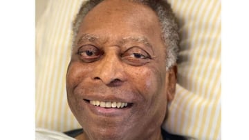 Pelé aparece sonriente durante una sesión de fisioterapia