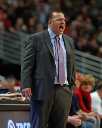 Tom Thibodeau, entrenador de Chicago Bulls, gritando durante el partido.