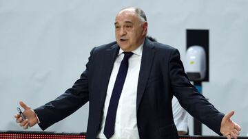 GRAF7546. MADRID, 04/04/2021.- El entrenador del Real Madrid, Pablo Laso, durante el partido de la Liga ACB de baloncesto ante el Acunsa GBC disputado este domingo en el WiZink Center, en Madrid. EFE/Mariscal