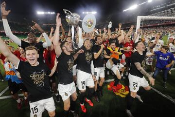 Los jugadores del Valencia celebran su triunfo en la Copa del Rey.