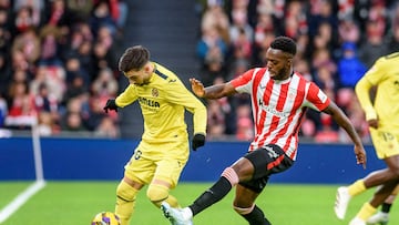 BILBAO (PA?S VASCO), 08/12/2024.- El centrocampista del Villarreal ?lex Baena (i) conduce un bal¨®n ante el delantero del Athletic Club de Bilbao I?aki Williams (d) este domingo, durante el partido de la jornada 16 de LaLiga EA Sports, en el estadio de San Mam¨¦s, en Bilbao. EFE/ Javier Zorrilla