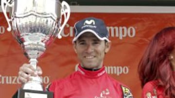 Valverde en el podio tras su victoria en el prólogo de la Vuelta a Andalucía.