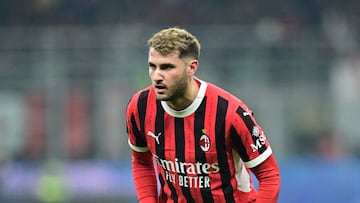 Soccer Football - Coppa Italia - Quarter Final - AC Milan v AS Roma - San Siro, Milan, Italy - February 5, 2025 AC Milan's Santiago Gimenez during the match REUTERS/Daniele Mascolo