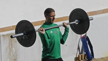 Joaquín, durante un entrenamiento del Betis.