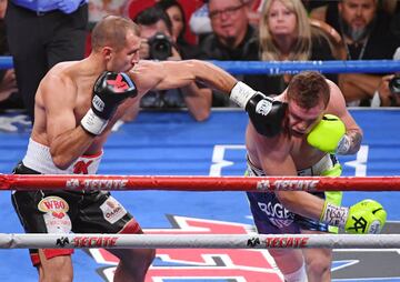 El boxeador mexicano se coronó como campeón Mundial WBO de semipesado tras derrotar en 11 asaltos al boxeador ruso en Las Vegas, Estados Unidos.