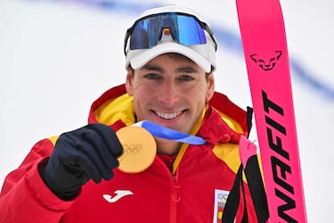 Oriol Cardona celebra la medalla de oro en la prueba de velocidad de esquí de montaña. 