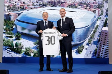 Florentino Pérez y Franco Mastantuono durante la presentación. 