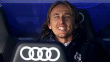 Luka MOdric, en el banquillo.