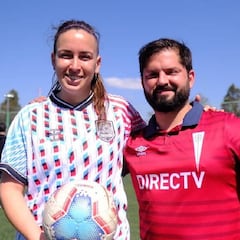 Defensa, hincha y lanzador de penales: la cara más futbolera del Presidente Gabriel Boric