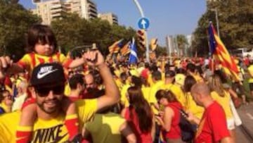 Piqu&eacute;, en la Diada junto a su hijo Milan.