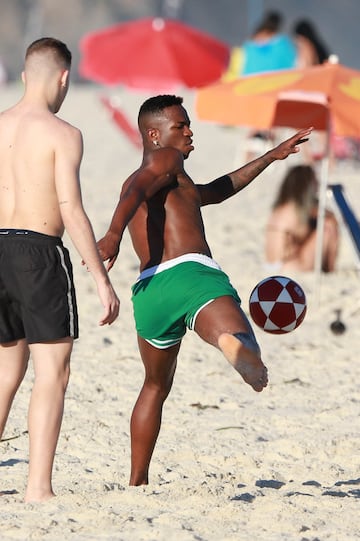 Vinicius disfruta de sus vacaciones en las playas de Río