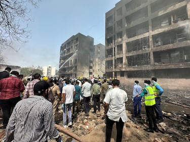 La gente se reúne cerca del lugar donde se estrelló un avión de Air India en Ahmedabad, India.