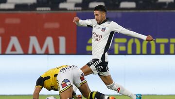 Futbol, Colo Colo vs Coquimbo Unido
Fecha 13, campeonato Nacional 2022.
El jugador de Colo Colo Juan Martin Lucero, izquierda derecha centro, disputa el baln contra defense Coquimbo Unido durante el partido de primera division en el estadio Monumental.
Santiago, Chile.
14/05/2022
Dragomir Yankovic/Photosport
Football, Colo Colo vs Coquimbo Unido
13nd date, 2022 National Championship.
Colo ColoÕs player Juan Martin Lucero, left right center, battles the ball against defense of Coquimbo Unido during the first division match at Monumental stadium in Santiago, Chile
14/05/2022
Dragomir Yankovic/Photosport