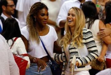 Serena Williams y Caroline Wozniacki no se perdieron la victoria de los Heat. 