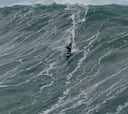 Una surfista de 13 años se estrena en las olas gigantes de Nazaré