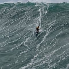 Una surfista de 13 años se estrena en las olas gigantes de Nazaré