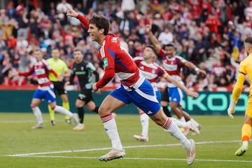 El joven central del Granada tuvo que salir en la recta final del partido y adems de frenar los ataques sportinguistas, se sum al ataque en un baln parado y consigui su primer gol como jugador nazar. 