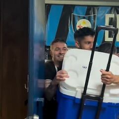 ¡Al agua! Gustavo Álvarez estaba hablando con los medios y sus jugadores lo sorprendieron así