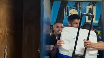 ¡Al agua! Gustavo Álvarez estaba hablando con los medios y sus jugadores lo sorprendieron así