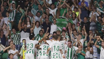 GRA472. SEVILLA, 25/08/2017.- Los jugadores del Betis celebran el segundo gol ante el Celta, conseguido por el marroqu&iacute; Zou Feddal, durante el partido correspondiente a la segunda jornada de Liga en Primera Divisi&oacute;n que se disputa hoy en el estadio Benito Villamar&iacute;n, en Sevilla. EFE/Jos&eacute; Manuel Vidal