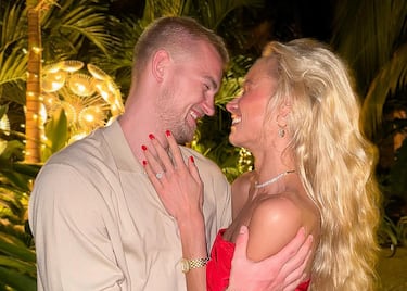 De Ligt también atraviesa un momento dulce en lo sentimental. El defensa holandés hincó la rodilla ante su pareja, Annekee Molenaar, hija del exfutbolista Keje Molenaar, para pedirla matrimonio tras cuatro años de historia de amor.