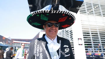 Formula One F1 - Mexico Grand Prix - Autodromo Hermanos Rodriguez, Mexico City, Mexico - October 26, 2025 A fan wearing a F1 themed hat ahead of the race REUTERS/Eloisa Sanchez