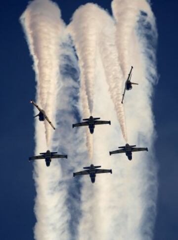 Acrobacias de los aviones L-39 Albatross del equipo Latvian Baltic Bees.