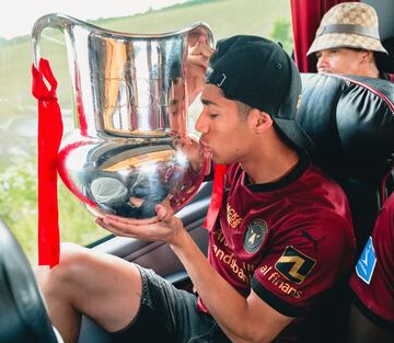 Darío Osorio besa el trofeo de la Superliga de Dinamarca.