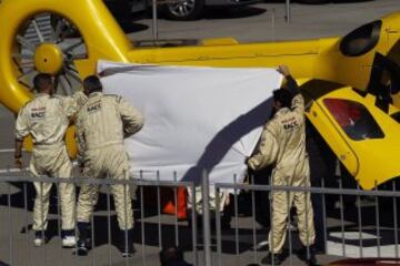 El piloto español de McLaren, Fernando Alonso, evacuado en helicóptero tras un accidente durante la cuarta tanda de entrenamientos de pretemporada del Mundial de Fórmula Uno, que se realiza en el Circuito de Cataluña.