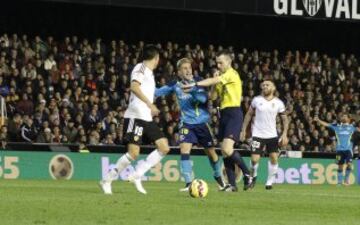 EL Valencia hizo un segundo penalti, aunque el Sevilla no logró marcar gol.