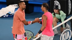 Rafa Nadal y Nick Kyrgios se saludan tras su partido de octavos de final del Open de Australia 2020.