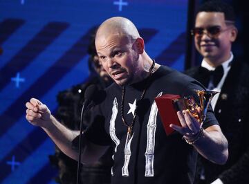 Residente, excantante de Calle 13, se alzó también con dos estatuillas en Las Vegas.