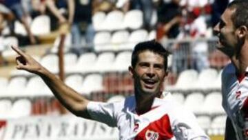 <b>ALEGRÍA. </b>Delibasic coge de la mano a Coke tras celebrar un gol del Rayo en el estadio Teresa Rivero.