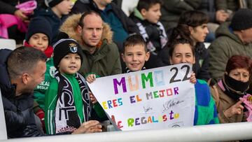 El Burgos, arropado por sus jóvenes seguidores en el entrenamiento