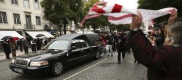 Centenares de personas aplauden al paso del coche fúnebre con el ataúd del ídolo del fútbol portugués Eusebio tras su salida del Estadio de la Luz.