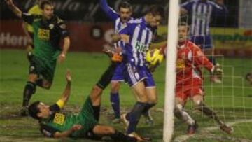 El estado del terreno dificultó mucho el juego en el Ponferradina-Elche.