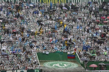 Aficionados del Chapecoense asisten en el estadio Arena Condá de Chapecó para despedirse de los jugadores y miembros del equipo, víctimas del trágico accidente.