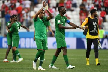 Los jugadores saud¨ªes aplauden al final del partido.