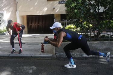 El atleta colombiano no ha podido volver a las pistas y ha tenido que entrenar en las calles de Medellín para no perder su estado físico. "La calle es mi pista", le aseguró a AS Colombia.