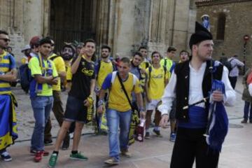 Miles de  seguidores del Cádiz se han desplazado hasta Oviedo para animar a su equipo 