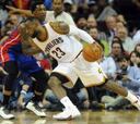 Triple-doble de LeBron James en la victoria de Cleveland