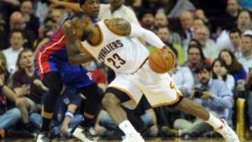 Triple-doble de LeBron James en la victoria de Cleveland