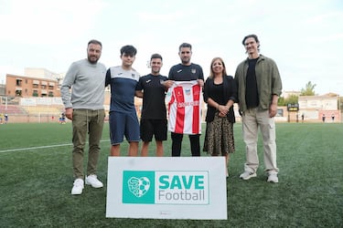 Imagem de jovens jogadores em treinamento de futebol de base.