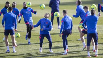 Correa, en la sesión del Atlético, será titular con Suárez en Nervión, según las pruebas del Cholo, en el partido por LaLiga.
