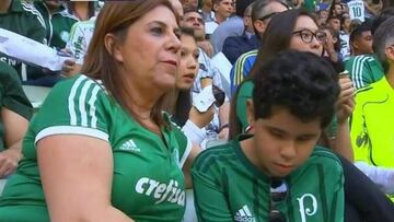 Una imagen conmovedora en Brasil le ha dado vuelta al mundo: su hijo no puede ver, pero la madre le explica las jugadas y fueron captados por las c&aacute;maras