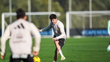 El centrocampista Carlos Dotor golpea el balón durante un entrenamiento del Celta.